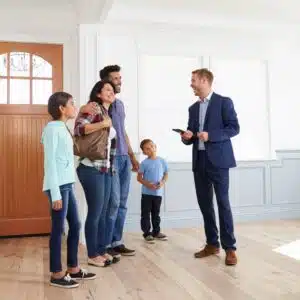 Família visitando o imóvel com o corretor de imóveis