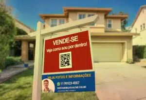 Placa de vende-se de uma casa com QR code escrito: !Veja como sou por dentro". A placa é vermelha para dar bastante destaque.