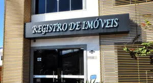 Imagem da fachada de um cartório de registro de imóveis. Para registrar o contrato de compra e venda de imóvel parcelado.